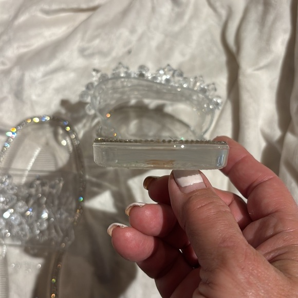 MUDD SLIDE/SANDALS CLEAR CRYSTAL EMBELLISHMENT SILVER SPARKLE TRIM
FUN & STYLISH - Picture 11 of 13